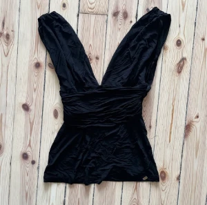 Miss sixty topp - Topp från Miss sixty. Långt V ringad och sitter tajt i midjan men har gott om utrymme vid bysten! Står att toppen att den är L men skulle säga att den passar som M mer!  