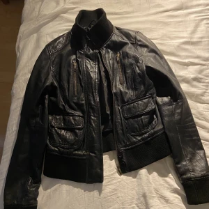 Läderjacka - Säljer denna vintage läderjacka som är äkta läder. Vet ej om jag verkligen vill sälja för att den är så fin men om man kommer med bra prisförslag så kan det diskuteras. Det står inte vart den kommer ifrån men den köptes utomlands för ett antal år sen:)