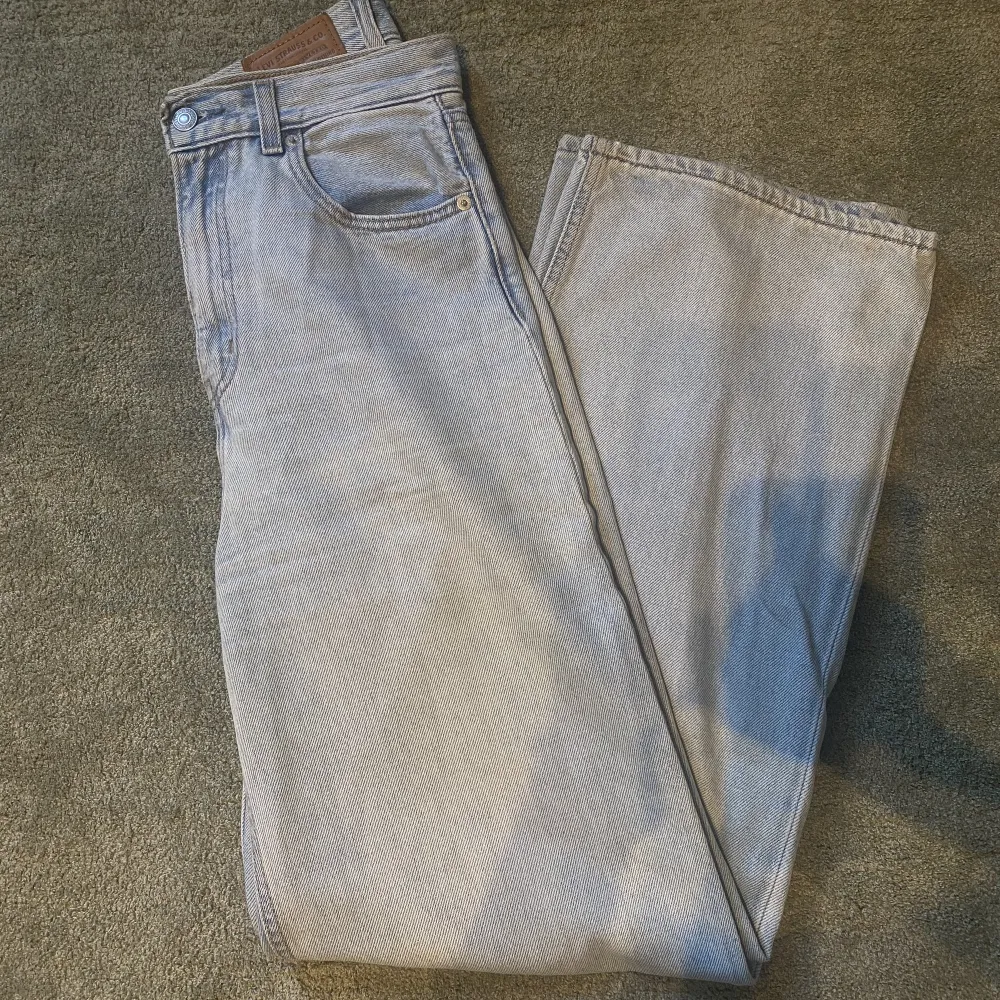 Ljusblå Levi’s ”high loose” jeans. Sparsamt använda & i fint skick. Storlek W26 L31. Jeans & Byxor.