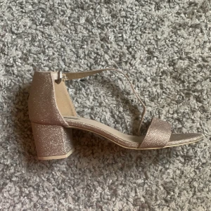 Klackskor - Jättefina glittriga klackskor använda ett fåtal gånger är i bra skick och väldigt bekväma. 5 cm klack