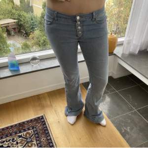 Ljusa jeans med snygga bakfickor och detaljer, modellen är 165 och dom sitter fint! Dom är stretchiga så passar både större och mindre💕
