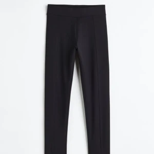 Leggings med dragkedja  - Ett par leggings i mjuk trik&. De har hög midja med klädd resar, synliga sömmar fram och dold dragkedja vid benslut. Oanvänd med prislappar på. Skriv för fler bilder ❤️