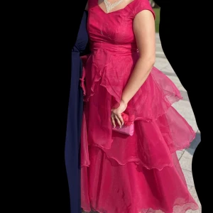 Balklänning och väska - Jättefin balklänning med matchande handväska! Delvis hemmagjord klänning vilket betyder att ingen kommer ha en likadan. Jag är 175cm lång och den passar mig, men den gick bara precis över anklarna. Använd 1 gång☺️