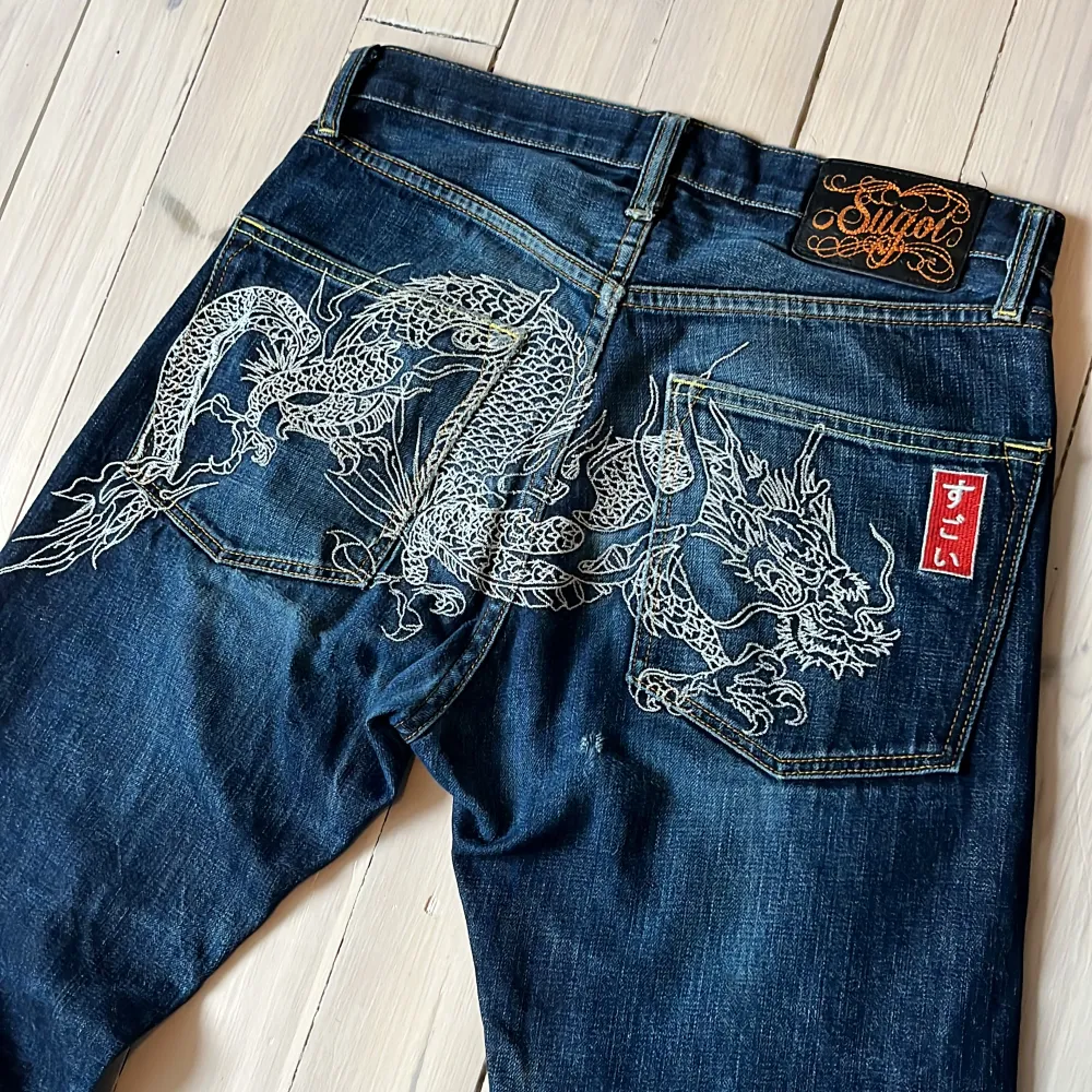Tja! Säljer nu dessa svin snygga japanska Sugoi jeans. Byxorna är i bra skick förutom att dragkedjan kan strula. Jeansen är sydda och väldigt ovanliga. Hoppas du vill köpa och om du har en fråga är det bara att fråga på!. Jeans & Byxor.
