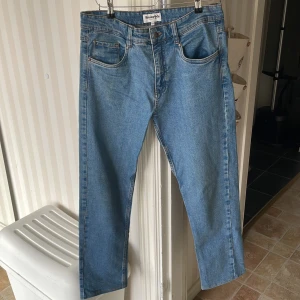 Jeans - Säljer de här feta jeansen som är använda typ 2 gånger, alltså i princip helt i nyskick då jag fick hem de i fel storlek. Använder samma byxor en storlek större som är as sköna. Minns ej nypriset exakt men runt 600-800 kr.   Säljer de för endast 119kr! 