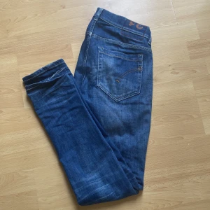 Dondup Jeans  - Säljer ett par feta dondup jeans pga att de har blivit för små.  Skicket är 10/10 och ser ut som nya.  Nypris ligger runt 3000kr Modellen är George  Hör av dig vid fler funderingar 