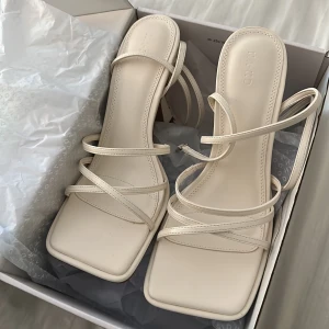 Nakd klackar  - Vita klackar som ej används ( testat en gång ) Nypris: 699kr