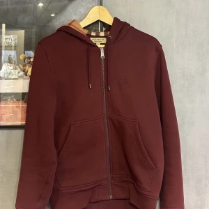 Burberry Hoodie - Sälsynt burberry hoodie som inte säljs mer i butik. Köpt i från Nk  Storlek M