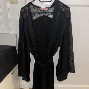 Kimono/morgonrock - Jättefin kimono från Hunkemöller, knappast använd 🖤