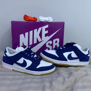 Nike dunk sb ”Los Angeles Dodgers” - Ett par Nike Sb dunk low Los Angeles Dodgers i storlek 43✨🏙️ Skick 9,5/10👍🔝 Crease skydd, box och extrasnören hänger med. Pris ej hugget i sten, bara att skriva vid funderingar💭 