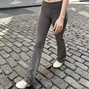 Yoga pants  - Brandy Melville yoga pants i mörkgrå. Använd ett fåtal gånger pga köpte ytterligare en färg som jag använder mer. Kom privat för fler bilder💗