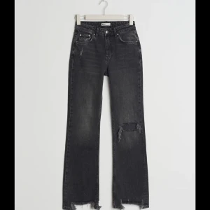 Mörkgråa jeans - Säljer ett par jättefina jeans från gina tricot i storlek 34. Jeansen är i jättebra skick och säljer dom då dom tyvärr är för små för mig. 