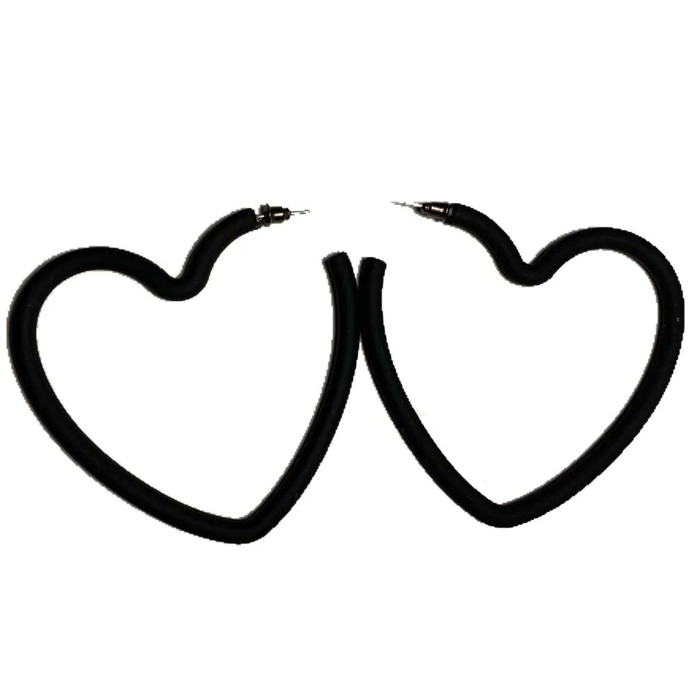 stora svarta hjärt örhängen 💓 jättefina men har bara aldrig kommit t användning<3 dem är ganska stora, ungefär som vanliga hoops fast hjärtan💗. Accessoarer.