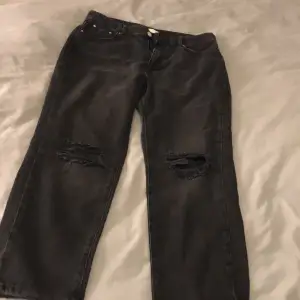 Fina svarta jeans i helt nyskick aldrig använda bara testade då jag köpte fel storlek💕 De är i storlek 44 och köpta på Gina tricot, Köpare står för frakten
