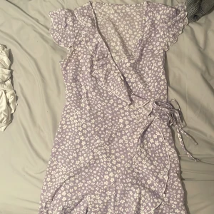 Klänning  - Lila sommarklänning. Använt endast en gång och ör i mycket bra skick. Säljer då den va för liten för mig vid bysten. Den är väldigt tajt och inte alls stretchig. Hade passat bra på en S. 
