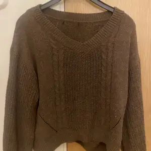 Säljer denna bruna stickade tröja perfekt för hösten.🙌🏻