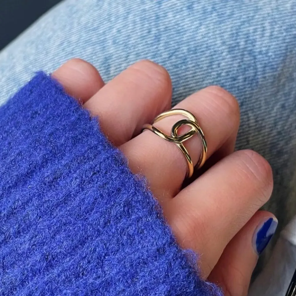 Guldig ring! 49kr🫶🏽 Passa även på att köpa någon av mina andra ringar/smycken i samma beställning🤗 . Accessoarer.
