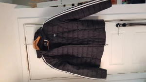 Adidas jacka stl 46/48 - Adidas jacka stl 46/48 använd tre gånger så nyskick normal i stl 