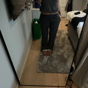 Gråa kostymbyxor  - Perfekta kostymbyxor utan fickor där bak. I gått passar mig som är en 38/40 lite lägre på midjan 