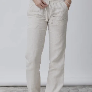 Linnebyxor  - Linnebyxor från Skagen clothing storlek M lågmidjade Knappt änvända utan ligger bara i garderoben därför måste dem strykas😅 Är 180 och dem passar jätte bra i längden för mig så rekommenderar för längre!! Skriv för diskussioner av pris eller fler bilder!