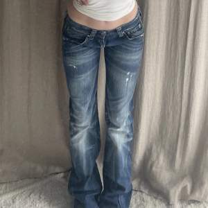 Lågmidjade jeans från replay 💕💕 så fina detaljer! Lite småslitna längst ner på byxbenen (se andra bilden) men annars nyskick
