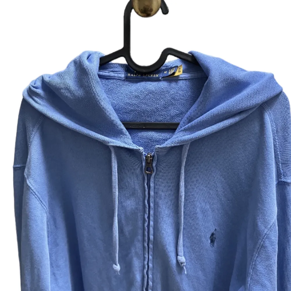 Rikitgt snygg blå zip up från Ralph Lauren i storlek M. Absolut inga defekter, skriv vid frågor eller funderingar. Nypris ligger på 1500kr.. Hoodies.