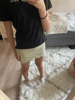 Grön tajt kjol  - Säljer denna gröna lite tajtare kjolen från H&M då den börjar bli lite för liten. Den är nästan aldrig använd och är i mycket bra skick. 