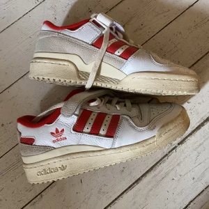 Adidas skor - Adidas Forum 84 Low i röd och vit i storlek 38. Använda men i bra skick! Hör gärna av dig om du har frågor☺️