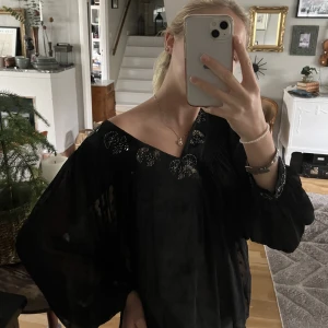 Fest topp - Dö snygg långärmad fest blus från zara! Lite ballong ärmar. Så fin till typ en svart kjol med stövlar. Använd 1 gång. Pris kan diskuteras vid snabb affär