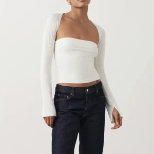 Vit topp - Super snygg topp! Kommer tyvärr ej till användning! Helt ny bara testat! Köparen står för frakten 