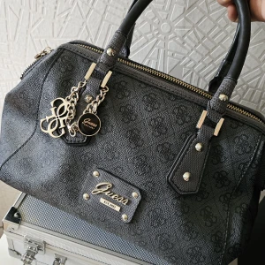 Väska  - Super fin Guess väska, kommer aldrig till användning då jag har en annan. 