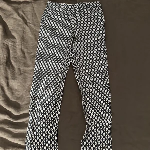 Kostymbyxor  - Mönstrade kostymbyxor från H&M. Storlek 34
