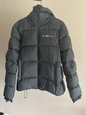 Sail Racing dunjacka - Endast använd ett fåtal gånger, jacka är i väldigt fint skick!