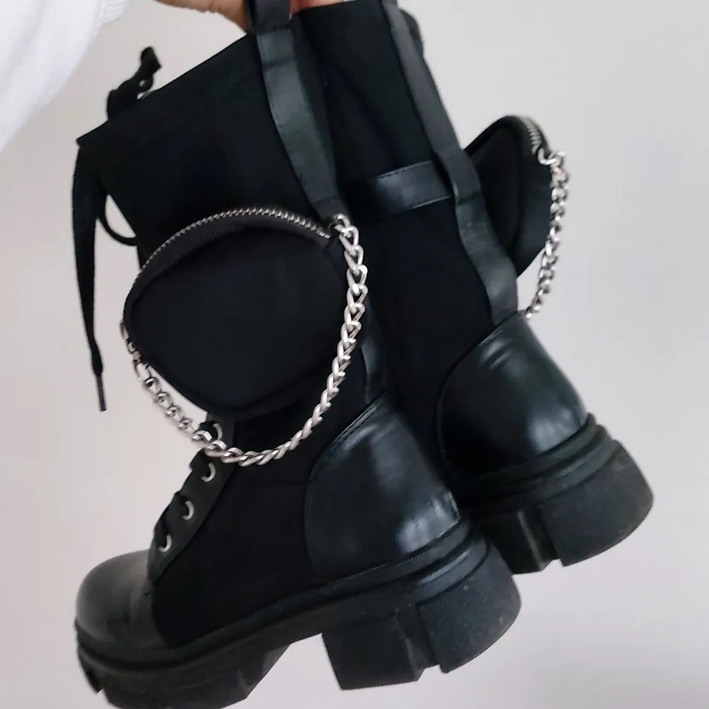 very good boots, worn a couple of times, the small side pockets can be removed as well as the chains 🥰. Skor.