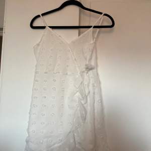 En vitt klänning från Shein. Använd fåtals gånger men är i jätte bra skick🫶