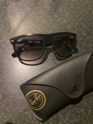 Rayban Boyfriend - Som nya. Inga defekter eller skador. Normal Size. Svarta med lite grå/lila tilt på dem.