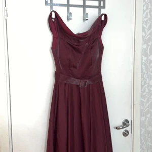 Vinröd festklänning  - En väldigt fint klänning som endast använd en gång.  Gratis levernas inom Göteborg  Priset går att diskuteras 