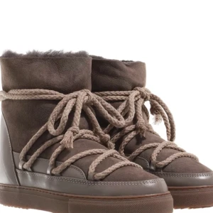 Inuikii skor  - Hej!🤎 Säljer mina inuikii skor i färgen brun/beige. Dem är helt nya och använda bara 1/2 gånger. Så dem är i nyskick. Dem kommer komplett med box och kvitto. Det är storlek 37, passar även 36. Mitt pris: 1900kr, går att diskutera. 