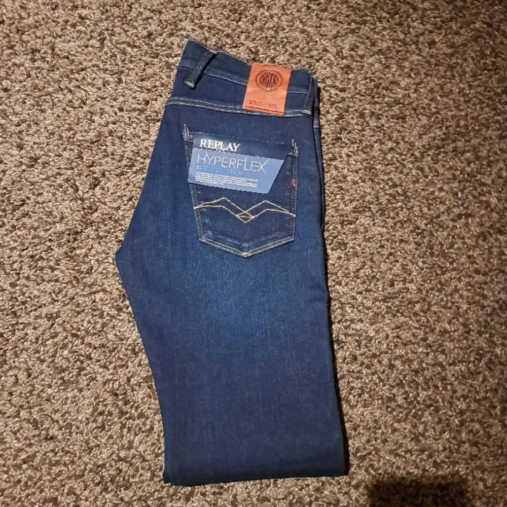 Tjena! Säljer nu mina Jeans ifrån Replay då jag köpte fel storlek. Modellen är Anbass! Skick  10/10,helt nya! Jeansen är i storlek L32 W28. Skriv vid minsta intresse!. Jeans & Byxor.