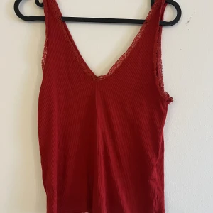 Rött spetslinne från zara - Rött ribbat spetslinne från zara💘⭐️kontakta mig vid funderingar<3
