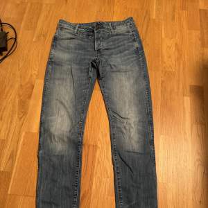 G-star jeans i storlek 32/36 passar en ca 190-195 cm lång. Hör av dig vid frågor!