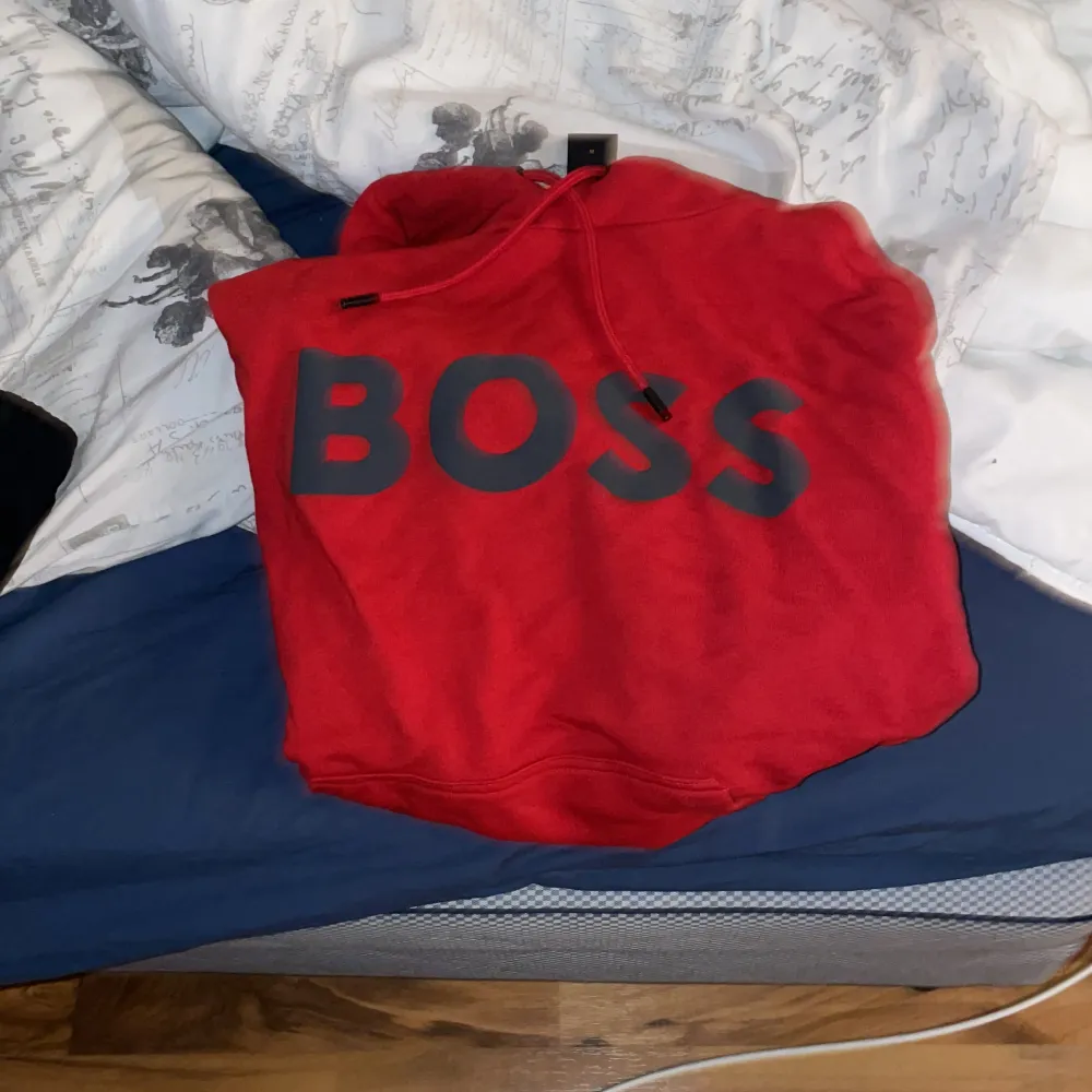 Säljer då denna Hugo boss tröja eftersom att den ej passade mig när jag då fick hem den och kan inte skickas tbx eftersom att jag avänt den 1 gång ute.. Hoodies.