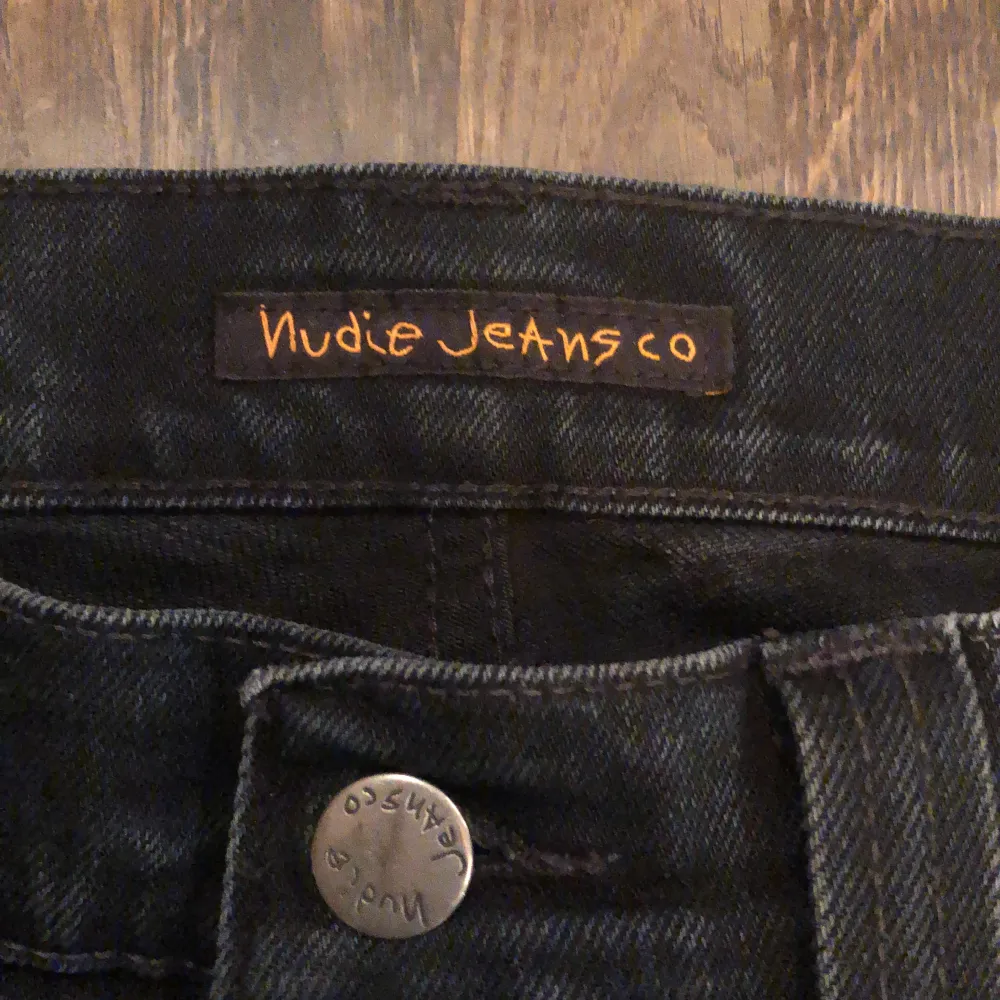 Säljer ett par Grim Trim nudie jeans för endast 500kr. Snygga slim jinz som är i väldigt bra skick utan defekter. Nypris:1600kr Skriv fom ni har frågor eller pris förslag.. Jeans & Byxor.