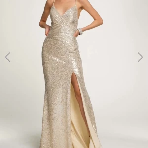 Balklänning  - Fin champagne/silvrig balklänning, köpt på plick och är använd fåtal gånger innan och är i fint skick. Storlek 36💞 kan fixa egna bilder om den önskas 