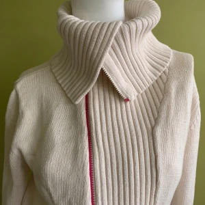 Polo zip up - Cremevit med rödrosa dragkedja