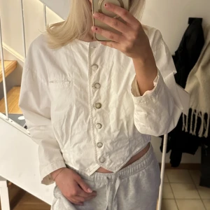 Overshirt/ jacka - Overshirt/ jacka köpt second hand i okej skick. Saknas en axelmudd men är knappast märkbart. Storlek står ej men passar som en XS. Frakt tillkommer🤍