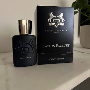 Parfums De Marly Layton Exclusif  - Hej, säljer min nästan helt oanvända (tagit ett sprut) PDM Layton Exclusif 75ml. Det är en otroligt god herr parfym som är perfekt för ungdomar💯 Nypris: 2000-2500kr Skriv om du har fler frågor om parfymen osv.