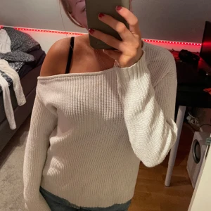 Off shoulder stickad tröja - Så himla fin off shoulder stickad tröja ifrån even&odd