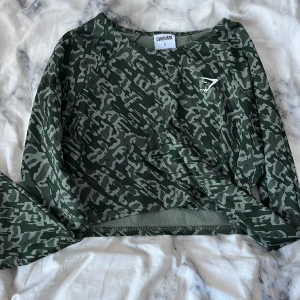 Top från Gymshark - En gymtröja från Gymshark. Jätteskönt, tunt material. Väldigt kort i längden. Storlek S.