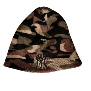 Yankees Mössa - Camo Yankees Mössa, vintage men i bra skick. Tillräckligt varm för vintern. PM mig för fler bilder eller frågor 